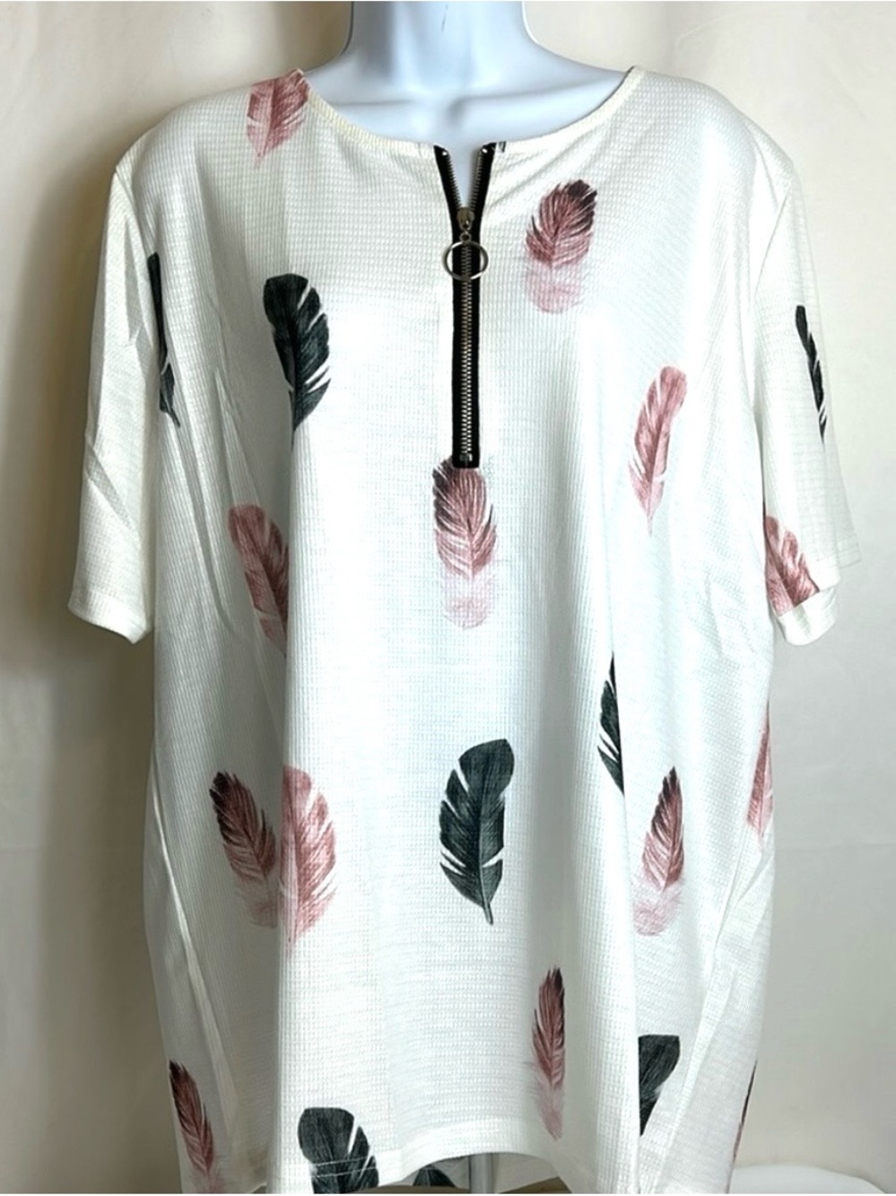 Sheilay Women’s Size XXL Short Sleeve Zip Front White with Feather Print Shirt